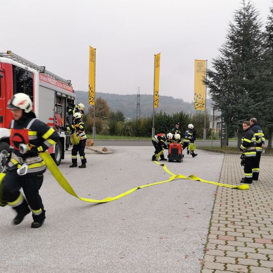 Bild enthält, Helmet, Adult, Male, Man, Person, Machine, Wheel, Glove, Fire Truck, Shoe