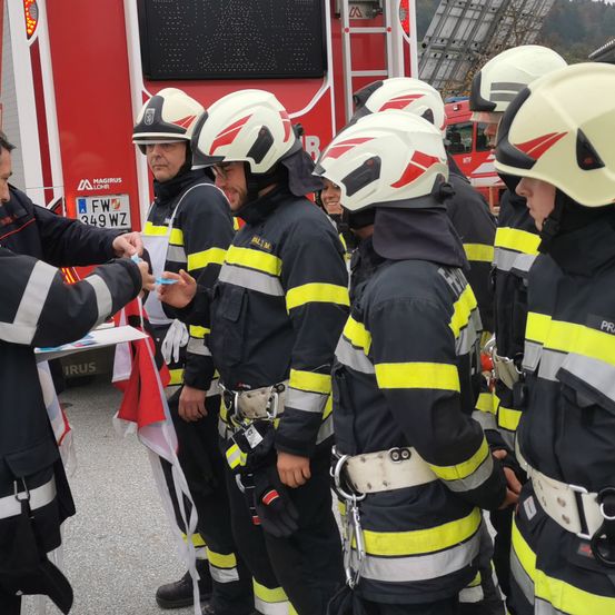 Bild enthält, Helmet, Adult, Male, Man, Person, Fireman, Accessories, Glasses, Face, Head