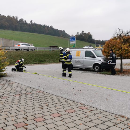 Bild enthält, Road, Path, Walkway, Tarmac, Person, Car, Wheel, Tree, Helmet, Van