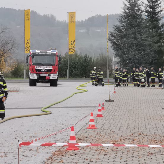 Bild enthält, Person, Truck, Vehicle, Fir, Tree, Helmet, Shoe, Glove, Wheel, Fire Truck