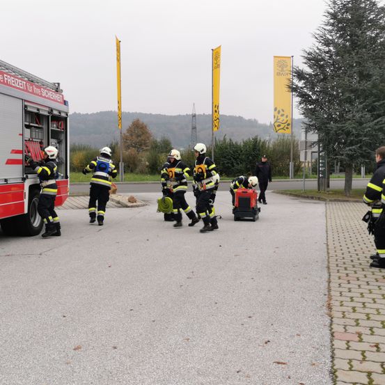 Bild enthält, Truck, Vehicle, Person, Machine, Wheel, People, Soccer Ball, Sport, Fire Truck, Glove