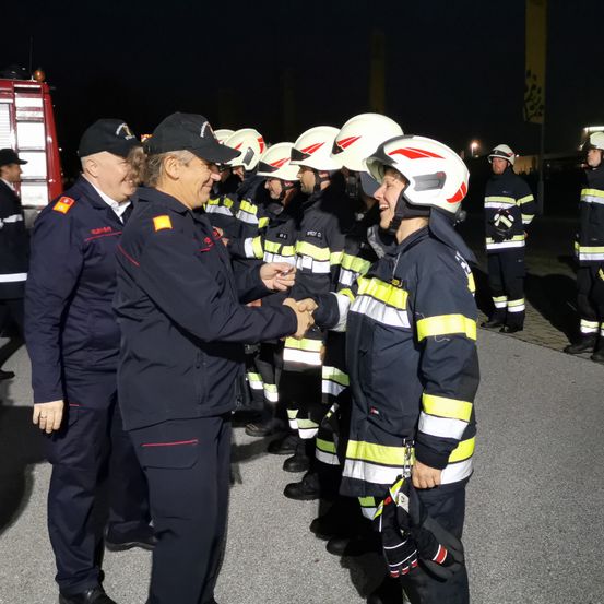 Bild enthält, Helmet, Adult, Male, Man, Person, Coat, Hat, Glove, Fireman, Shoe