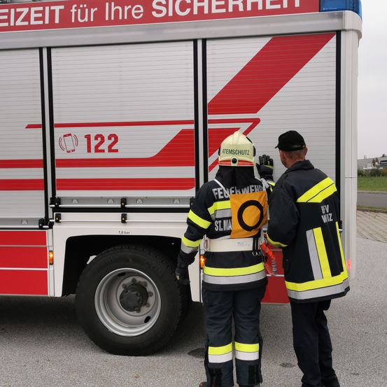 Bild enthält, Adult, Male, Man, Person, Glove, Truck, Wheel, Shoe, Fireman, Helmet