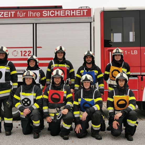 Bild enthält, People, Person, Helmet, Transportation, Truck, Vehicle, Machine, Wheel, Fire Truck, Fire Station