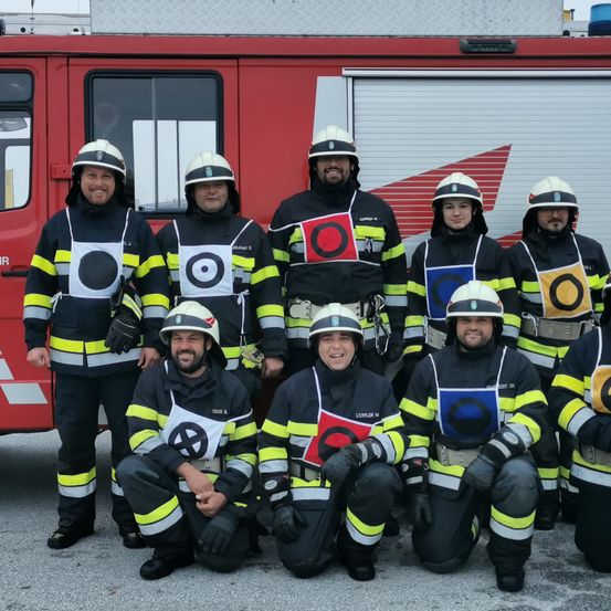 Bild enthält, People, Person, Adult, Male, Man, Glove, Wheel, Fireman, Helmet, Face