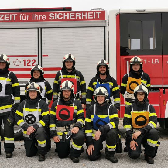 Bild enthält, People, Person, Truck, Vehicle, Wheel, Helmet, Fire Truck, Glove, Fire Station, Face
