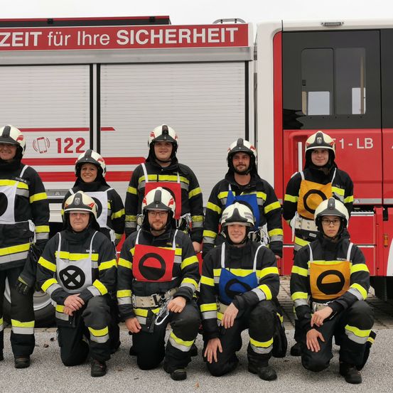 Bild enthält, People, Person, Transportation, Truck, Vehicle, Machine, Wheel, Helmet, Face, Fire Truck