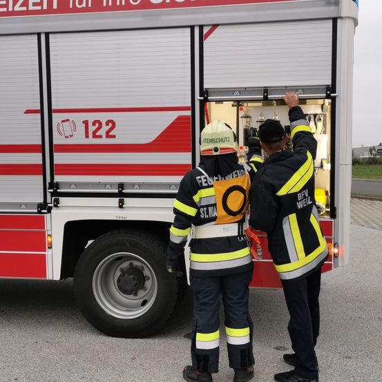 Bild enthält, Glove, Adult, Male, Man, Person, Truck, Helmet, Wheel, Shoe, Fireman