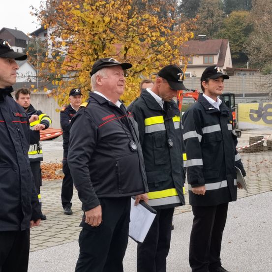 Bild enthält, Coat, Adult, Male, Man, Person, Officer, Jacket, Face, Wheel, People
