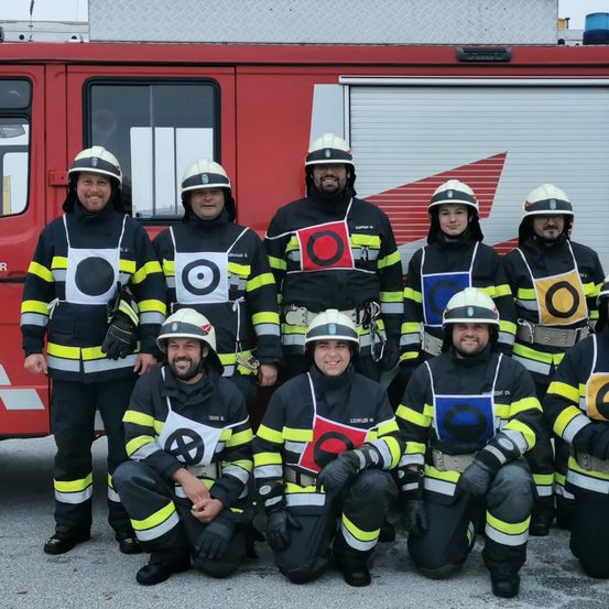 Bild enthält, Adult, Male, Man, Person, People, Fireman, Wheel, Glove, Helmet, Car