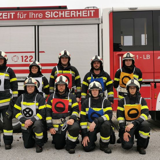 Bild enthält, People, Person, Adult, Male, Man, Helmet, Truck, Vehicle, Fire Truck, Wheel