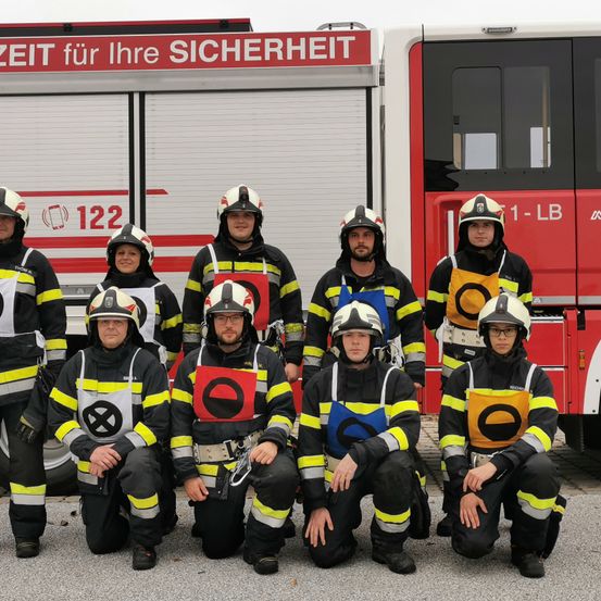 Bild enthält, People, Person, Machine, Wheel, Helmet, Transportation, Vehicle, Truck, Fire Truck