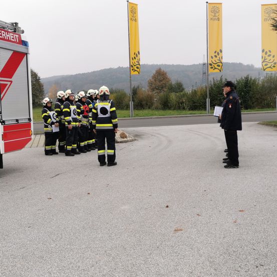 Bild enthält, Truck, Vehicle, Person, Wheel, Coat, People, Shoe, Fire Truck, Helmet, Fire Station
