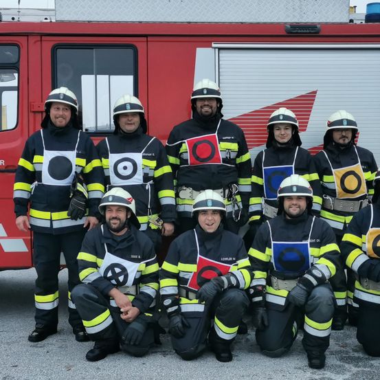 Bild enthält, Adult, Male, Man, Person, Wheel, Fireman, Glove, Helmet, Car, Face