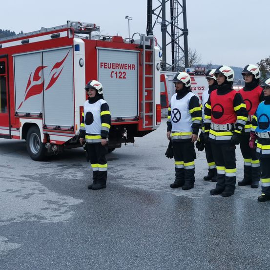 Bild enthält, Adult, Male, Man, Person, Glove, Helmet, Fire Truck, Vehicle, Hat, Shoe
