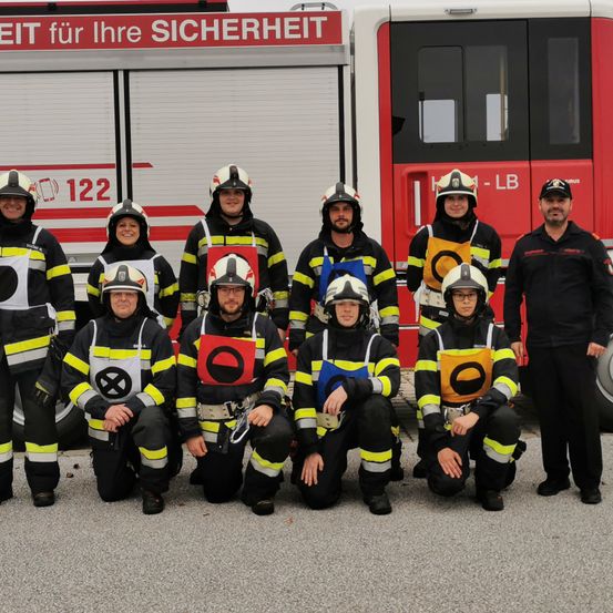 Bild enthält, People, Person, Transportation, Truck, Vehicle, Machine, Wheel, Fire Truck, Fire Station, Helmet