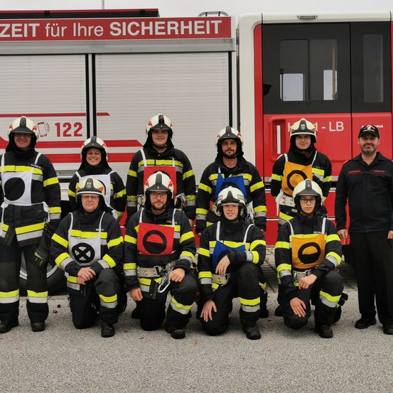Bild enthält, People, Person, Transportation, Truck, Vehicle, Machine, Wheel, Fire Truck, Fire Station, Coat