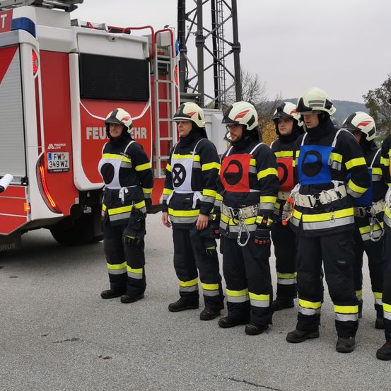 Bild enthält, Person, Adult, Male, Man, Truck, Vehicle, Helmet, Car, Wheel, Fireman