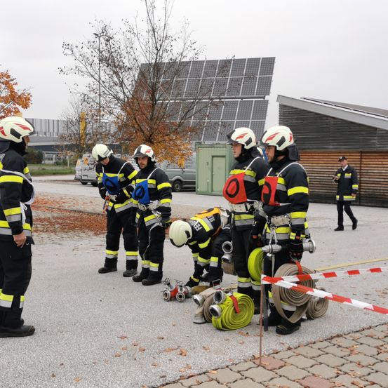 Bild enthält, Person, Helmet, Rescue, Clothing, Footwear, Shoe