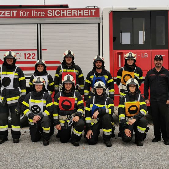 Bild enthält, People, Person, Transportation, Truck, Vehicle, Machine, Wheel, Fire Truck, Fire Station, Coat