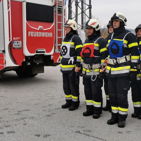 Bild enthält, Adult, Male, Man, Person, Truck, Helmet, Glove, Fireman, Wheel, Shoe
