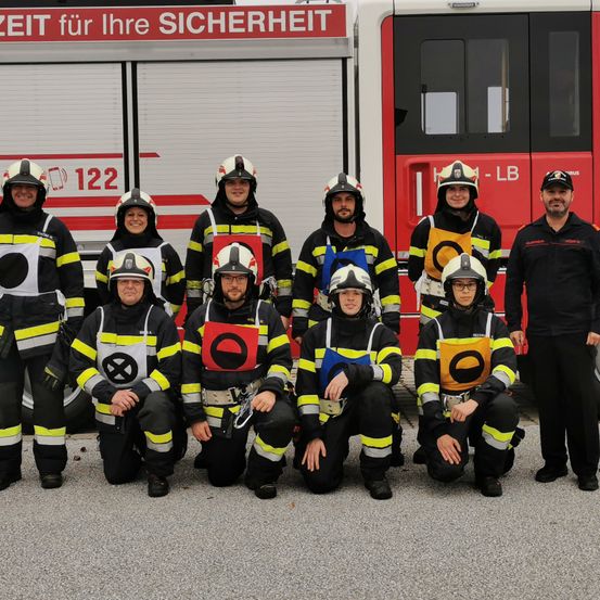 Bild enthält, People, Person, Transportation, Truck, Vehicle, Machine, Wheel, Fire Truck, Fire Station, Coat