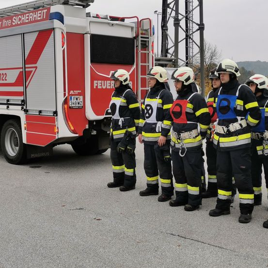 Bild enthält, Person, Helmet, Transportation, Truck, Vehicle, Machine, Wheel, Car, People, Fire Truck