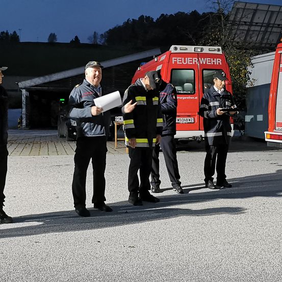 Bild enthält, Person, Truck, Vehicle, Machine, Wheel, Footwear, Shoe, Car, People, Fire Station