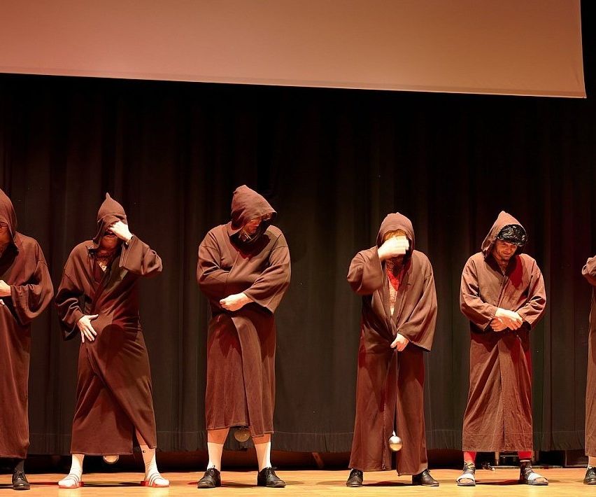 Bild enthält, Group Performance, Person, Adult, Female, Woman, Male, Man, Shoe, Glove, Stage