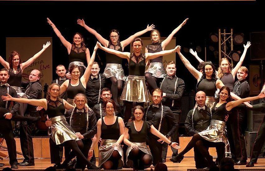 Bild enthält, Adult, Female, Person, Woman, Group Performance, Bride, Music, Musician, Performer, Baton