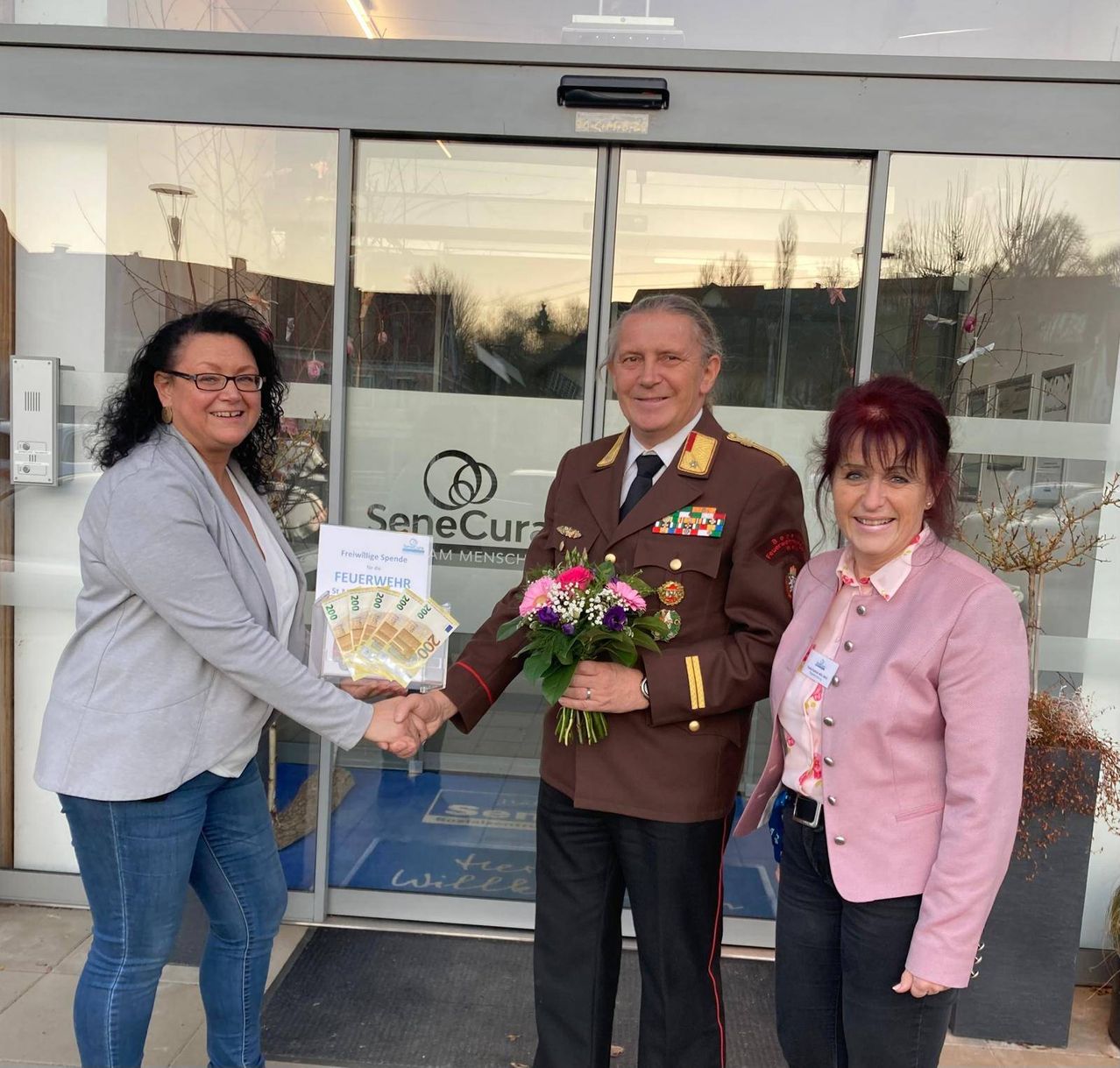 Bild enthält, Officer, Person, Military, Military Officer, Adult, Female, Woman, Male, Man, Tie