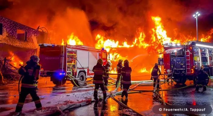 Bild enthält, Fire, Person, Adult, Male, Man, Extinguishing Fire