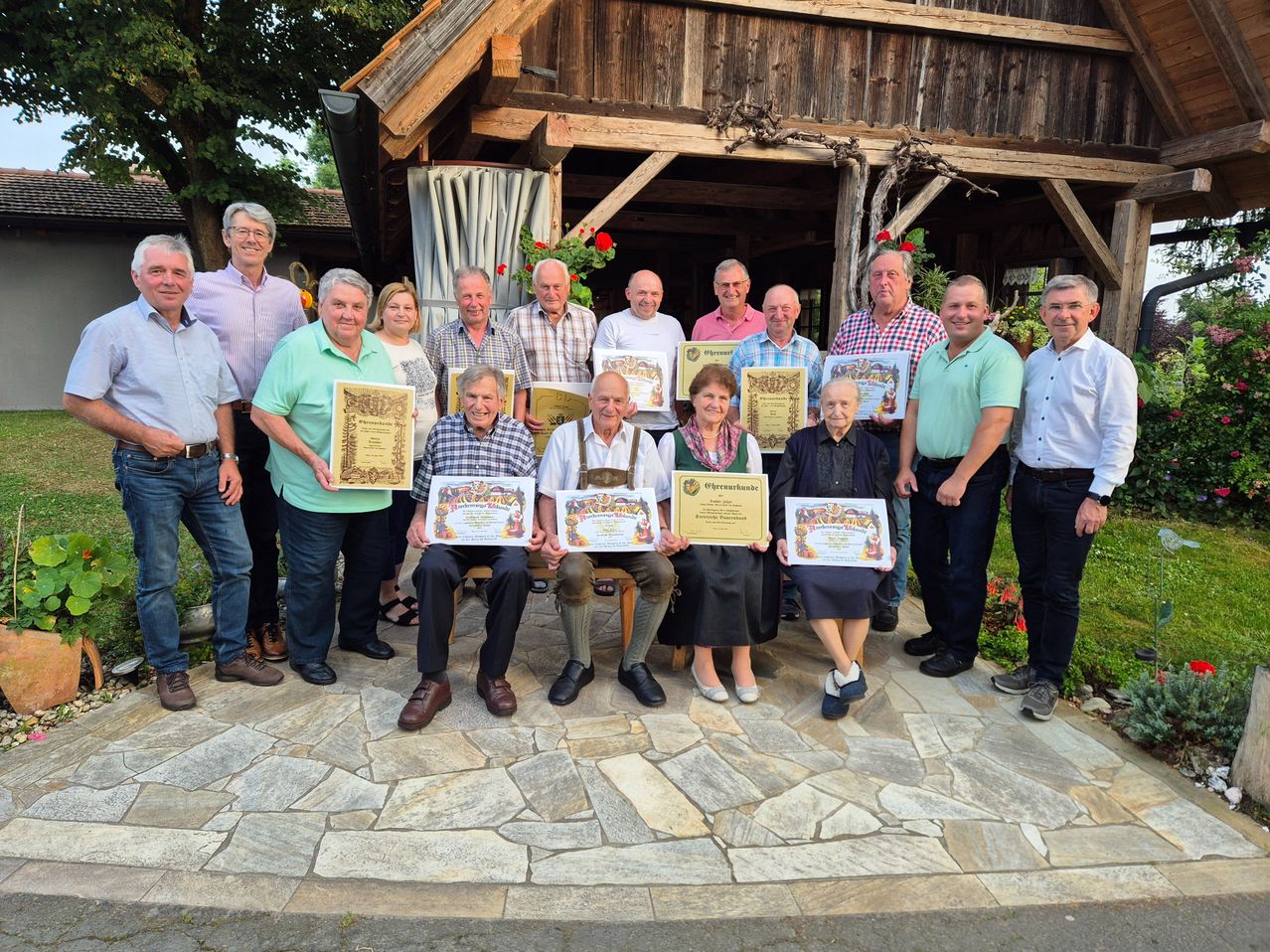 Bild enthält, Path, Walkway, Flagstone, Pants, People, Person, Portrait, Adult, Male, Man