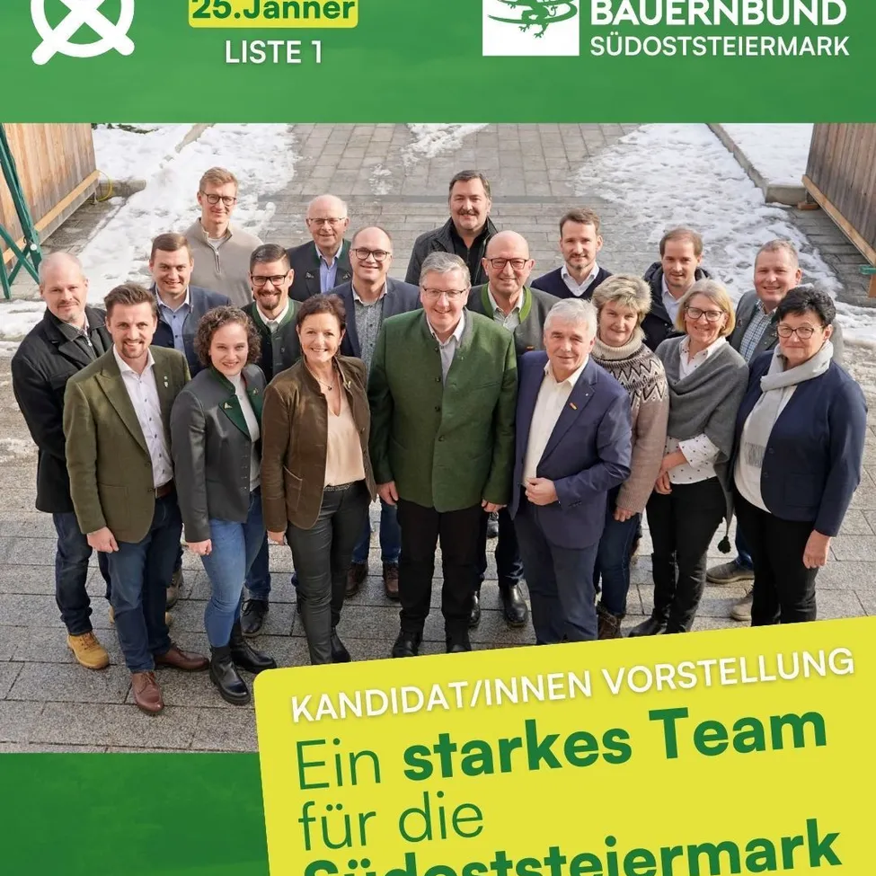 Ein Gruppenfoto von Menschen, die auf einem Weg stehen, mit einem grünen Banner hinter ihnen. Das Banner trägt die Aufschrift '25.Jenner Liste 1' und 'BAUERNBUND SUDOSTSTEIERMARK'. Unten steht 'KANDIDAT/INNEN VORSTELLING' mit einem gelben Rand. Der Text 'Ein starkes Team für die Sudosteiermark' ist prominent angezeigt.