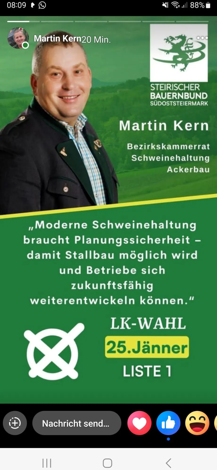 Ein Plakat zeigt einen Mann im Anzug mit Text über moderne Schweinehaltung und Planungssicherheit. Es betont, dass moderne Schweinehaltung Planungssicherheit benötigt, um zukünftige Entwicklungen zu ermöglichen. Der Mann heißt Martin Kehl.