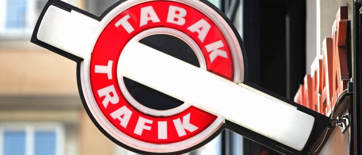 Bild enthält, Sign, Symbol, Logo, Car, Transportation, Vehicle, Architecture, Building, Factory, Emblem