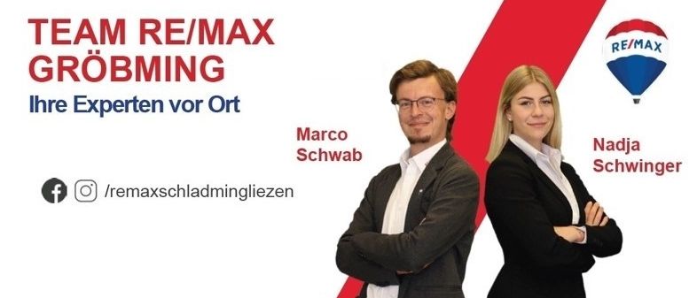 Eine Werbung zeigt zwei Fachleute vom Team RE/MAX Gröbming. Marco Schwab und Nadja Schwinger stehen nebeneinander und tragen formelle Kleidung. Dahinter befindet sich ein rot-weißes Grafikdesign mit dem RE/MAX-Logo. Unter dem Bild steht ein Social-Media-Handle.