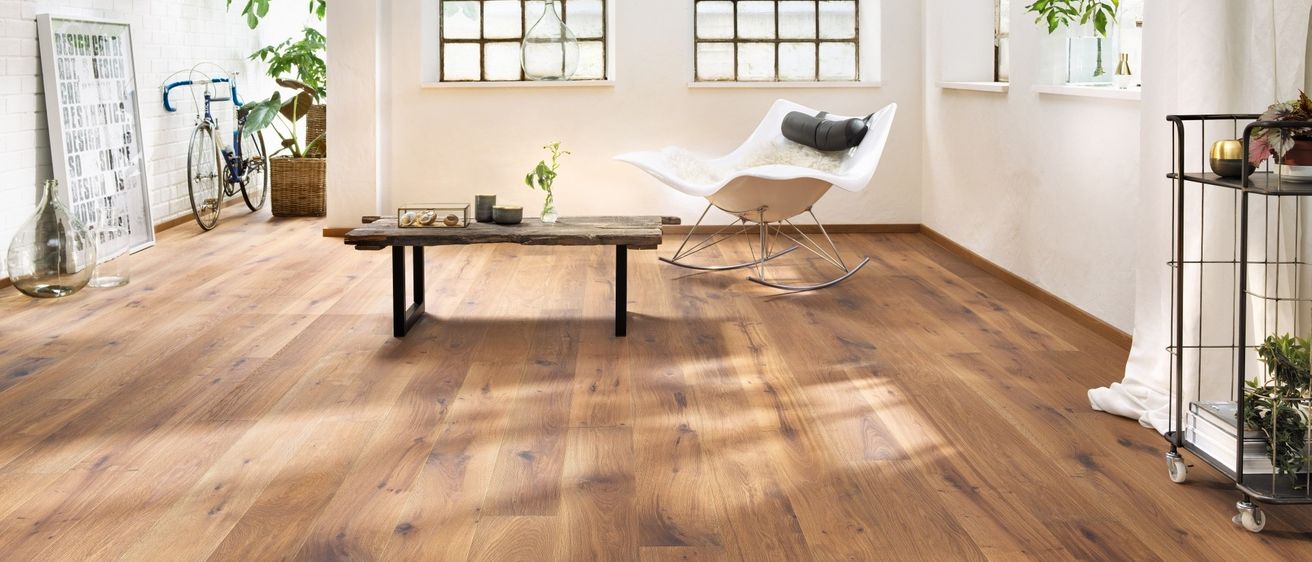 Bild enthält, Floor, Flooring, Wood, Hardwood, Interior Design, Stained Wood, Chair, Bicycle, Wheel, Plant