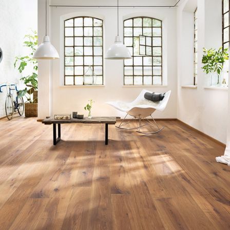 Bild enthält, Floor, Flooring, Wood, Hardwood, Interior Design, Stained Wood, Chair, Bicycle, Wheel, Plant