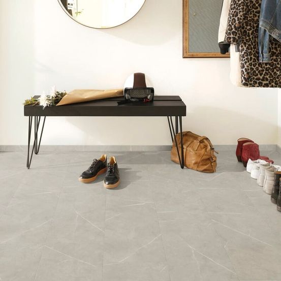 Bild enthält, Floor, Flooring, Bag, Handbag, Indoors, Interior Design, Clothing, Footwear, Shoe, Coat