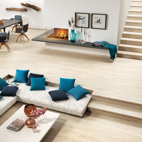 Bild enthält, Home Decor, Interior Design, Living Room, Cushion, Table, Coffee Table, Floor, Flooring, Chair, Couch