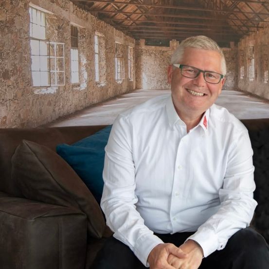 Bild enthält, Person, Sitting, Face, Smile, Adult, Male, Man, Portrait, Shirt, Glasses
