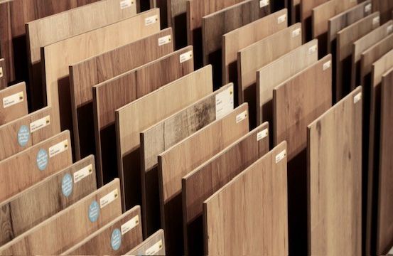 Bild enthält, Wood, Plywood, Indoors, Interior Design, Lumber, Furniture