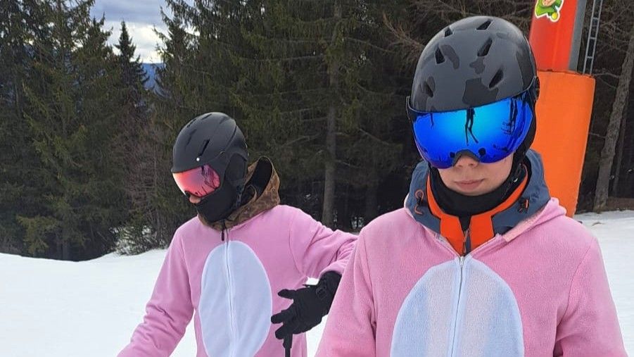 Bild enthält, Helmet, Ice Skating Dancing, Person, Sport, Nature, Outdoors, Clothing, Glove, Snow, Tree