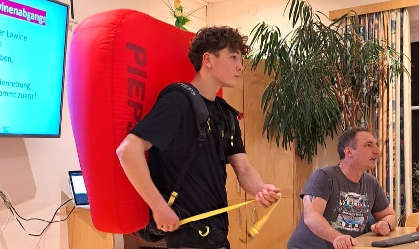 Bild enthält, Boy, Male, Person, Teen, Adult, Man, Laptop, Pc, Face, Head