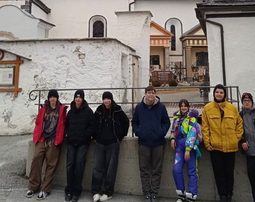 Bild enthält, Jacket, People, Person, Jeans, Boy, Male, Teen, Adult, Man, Hoodie