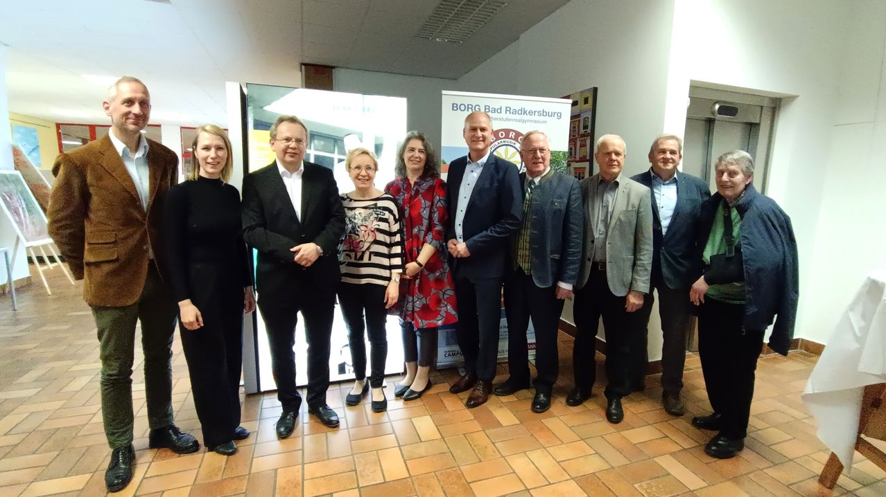 Bild enthält, Groupshot, Person, Adult, Female, Woman, Coat, People, Jacket, Male, Man