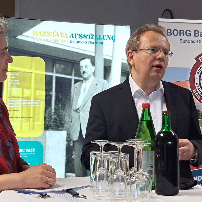 Bild enthält, Adult, Female, Person, Woman, Male, Man, Suit, Face, Head, Crowd