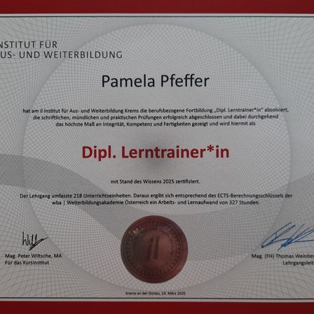 Ein Zertifikat vom Institut für Aus- und Weiterbildung in Krems, Österreich, das Pamela Pfeffer den Titel 'Dipl. Lerntrainer*in' verleiht. Das Zertifikat hebt den Abschluss von 218 Unterrichtseinheiten hervor, die insgesamt 327 Stunden Arbeit und Lernzeit umfassen, und ist von Mag. Peter Wiltsche und Mag. (FH) Thomas Weinberger unterzeichnet. Datum: 24. März 2025.