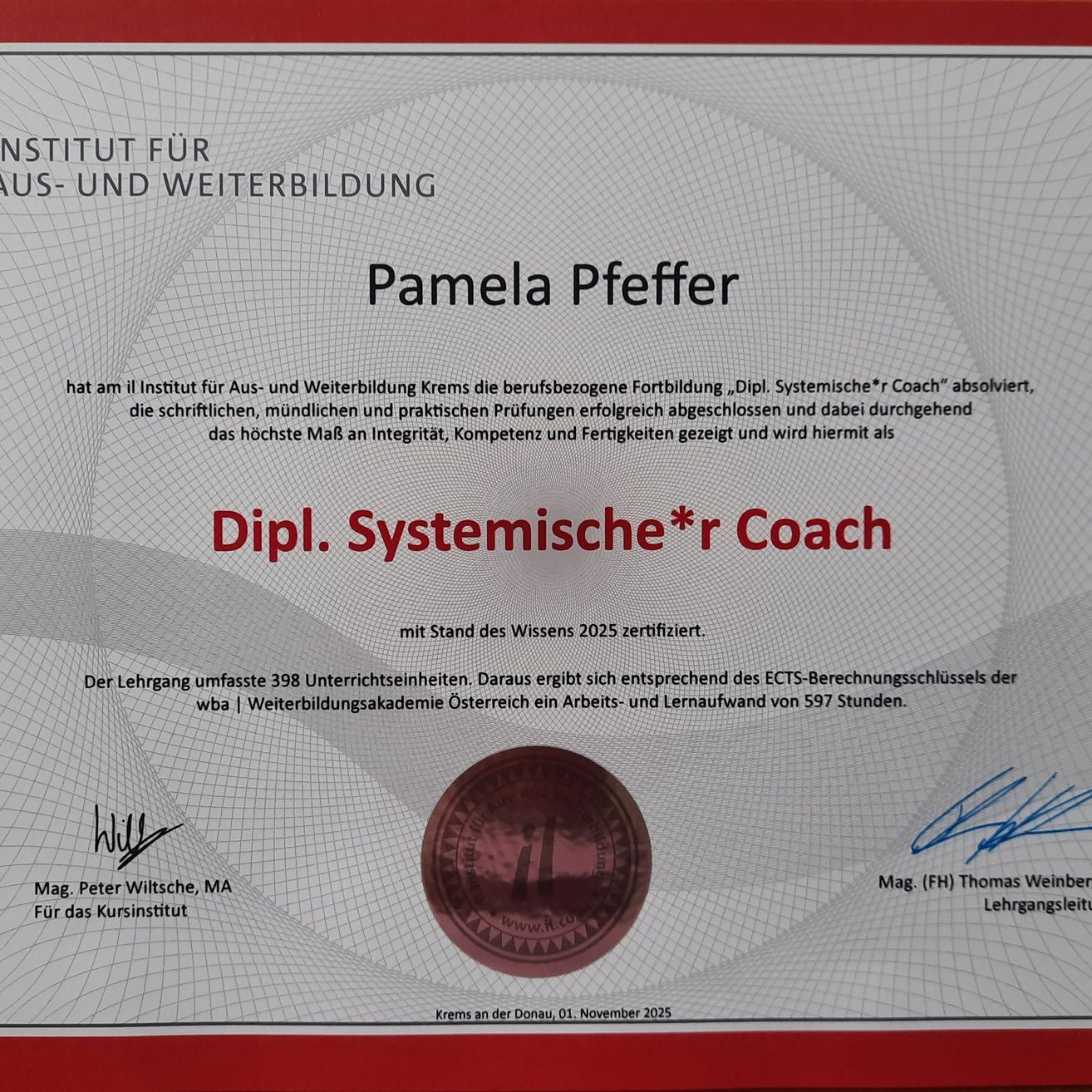 Ein Zertifikat vom Institut für Weiterbildung in Krems, Österreich, verliehen an Pamela Pfeffer für den Abschluss der beruflichen Ausbildung als Systemische*r Coach. Das Zertifikat hebt den erfolgreichen Abschluss schriftlicher, mündlicher und praktischer Prüfungen hervor und zeigt dabei ein hohes Maß an Integrität, Kompetenz und Fähigkeiten. Die Ausbildung umfasste 398 Unterrichtseinheiten, was 597 Stunden Arbeits- und Lernaufwand entspricht.